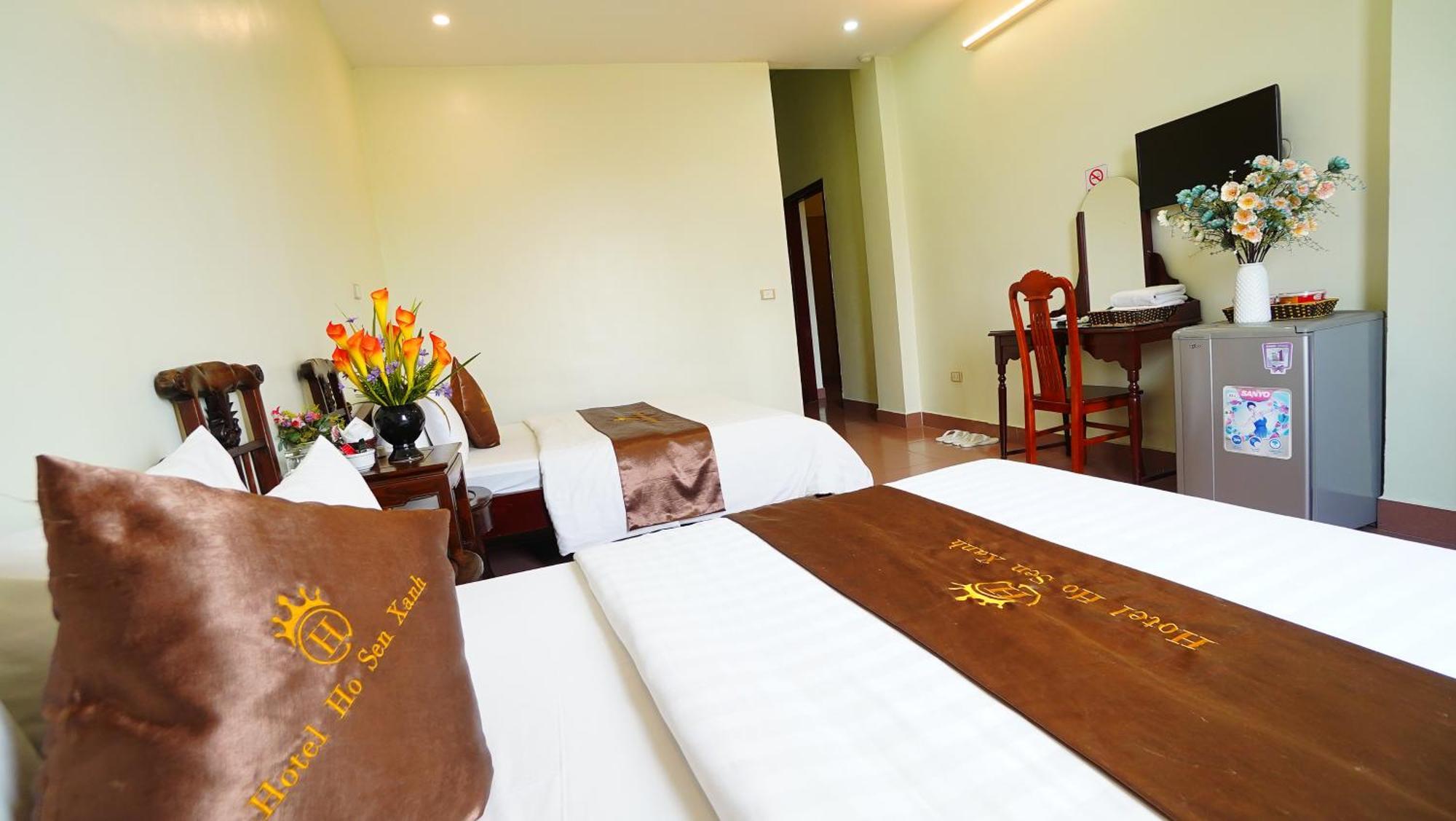 Ho Sen Xanh Hotel Hanoi Bagian luar foto